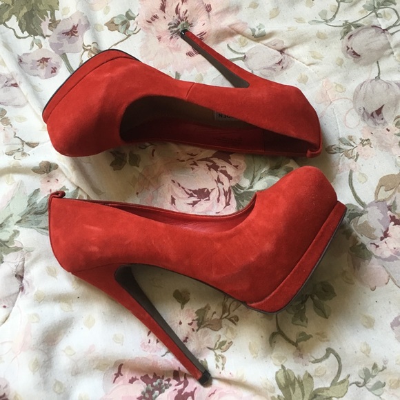 STEVE MADDEN SUEDE RED PUMPS