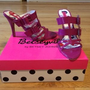 Betseyville by Betsey Johnson Buckle Heel SIZE 8.5