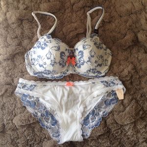 NWT! Victoria's Secret bra and panty set