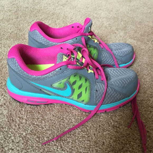 Women's 7  Nike Sneakers ! Great Condition !