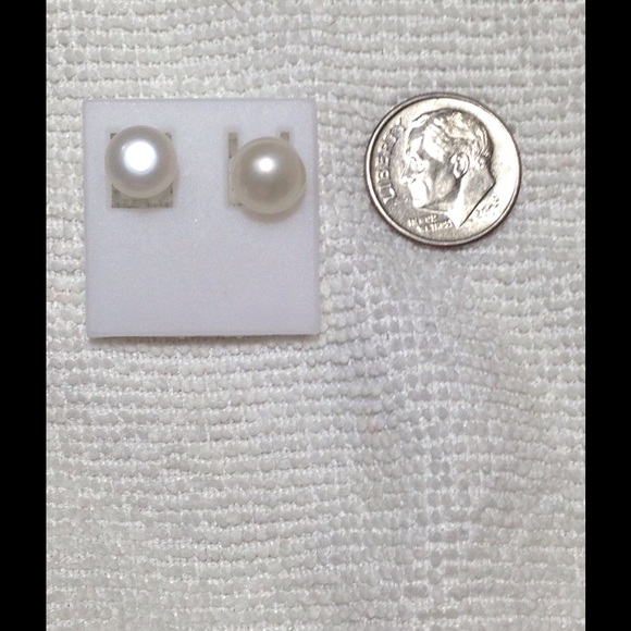 SOLD Natural pearl stud earrings - Picture 2 of 5