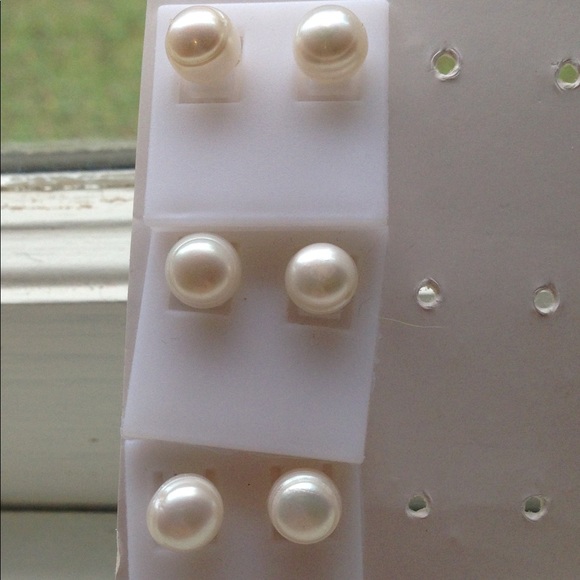 SOLD Natural pearl stud earrings - Picture 5 of 5