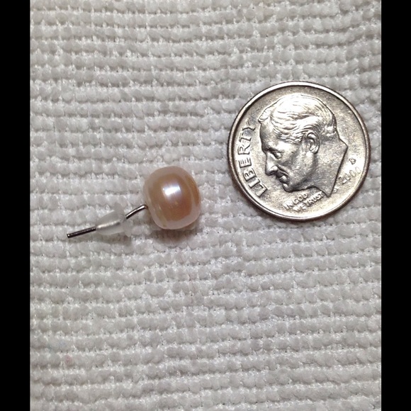 Pink pearl stud earrings - Picture 2 of 4