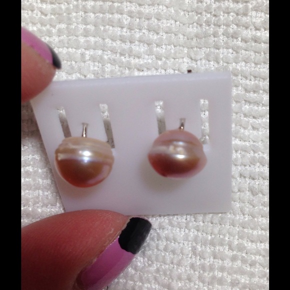 Pink pearl stud earrings - Picture 3 of 4