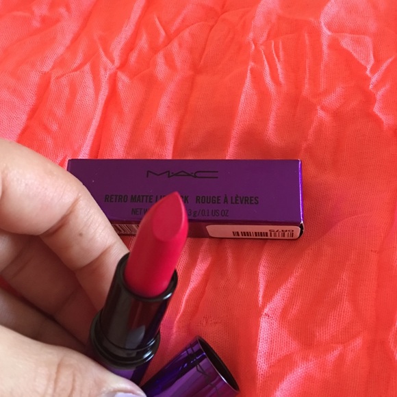 New limited edition MAC lipstick :all fired up - Picture 2 of 3