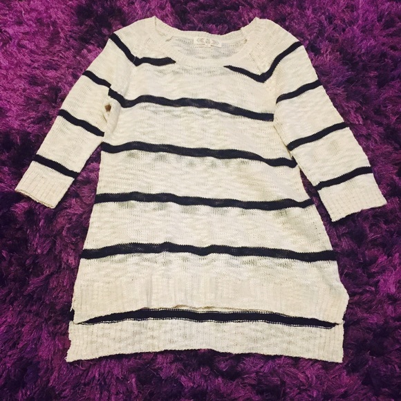 🚫SOLD🚫oversized white and black sweater 🌻🌵