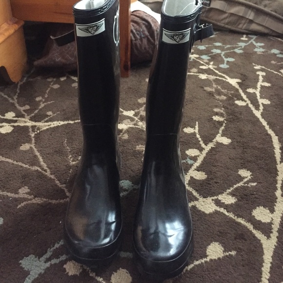 Black Rainboots