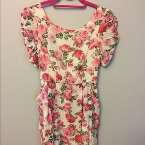 Floral summer dress with pockets! Worn once