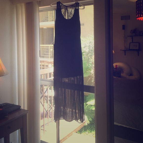 Long black sleeveless dress