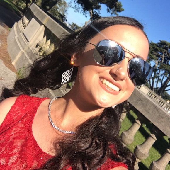 Meet your Posher, Danielle - Picture 2 of 2