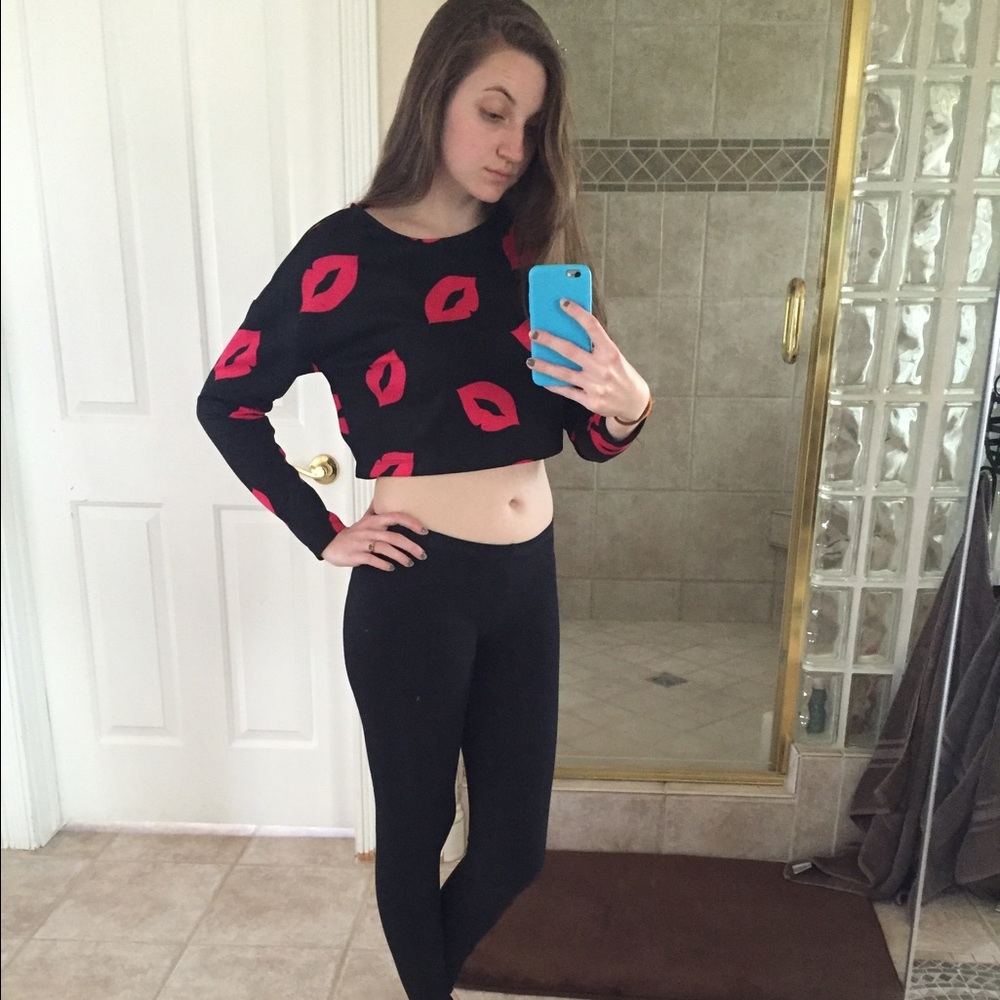  HPH&M pink lip black long sleeve crop top - Picture 4 of 4