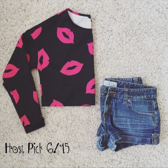  HPH&M pink lip black long sleeve crop top - Picture 2 of 4