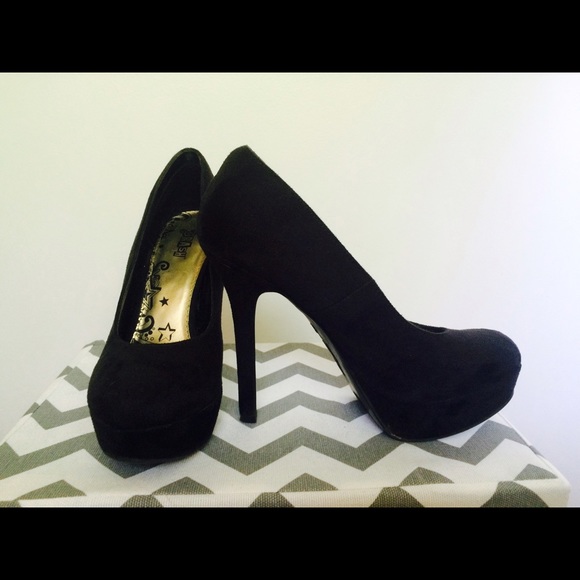 Black suede platform pumps