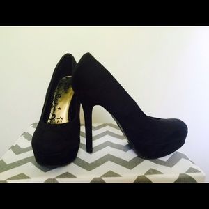 Black suede platform pumps