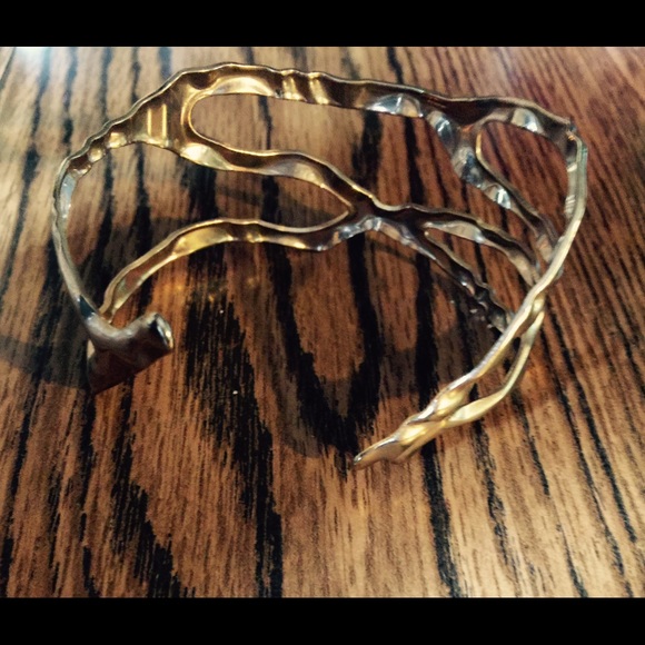 🌻Beautiful Gold Bracelet 🌻 - Picture 2 of 3