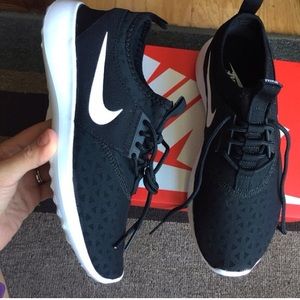 Nike womens original black shoes Sz 7.5 NEW