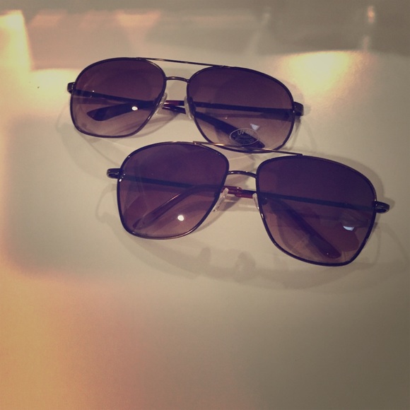 2 men sunglasses with UV 400 protection.