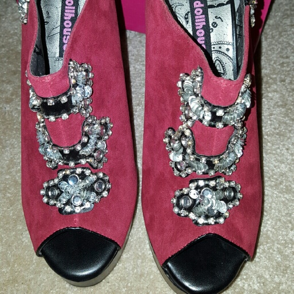 Red Heels - Picture 3 of 3
