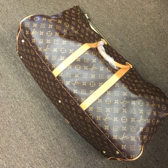 LV not authentic duffle bag brand new!!