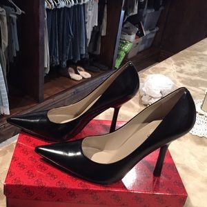 Guess black leather pumps
