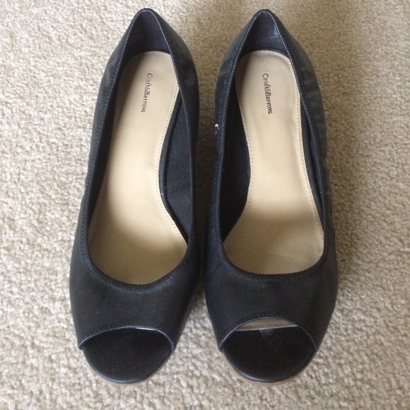 Open toed black raised wedge/flats