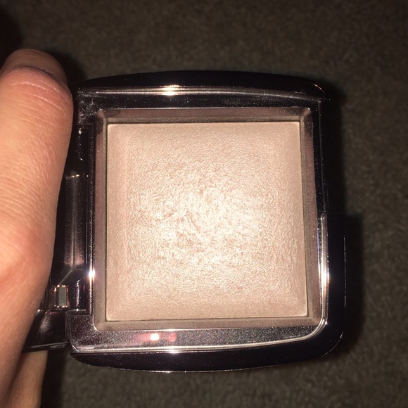 Hourglass ambient lighting powder