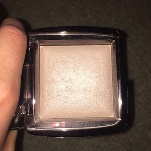 Hourglass ambient lighting powder