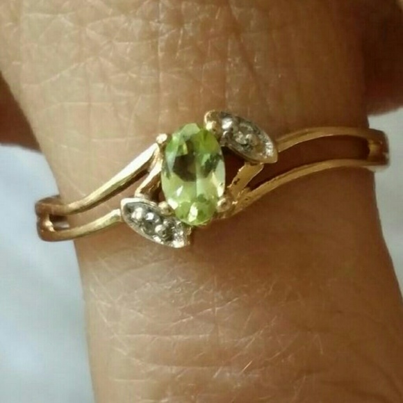 10k SOLID Gold Peridot Gem & Diamond Rind size 7