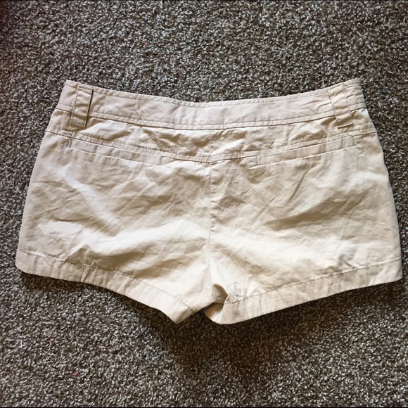 Old navy khaki colored shorts - Picture 2 of 3