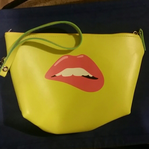 👄 SALE 👄Sexy Lips makeup bag - Picture 2 of 4