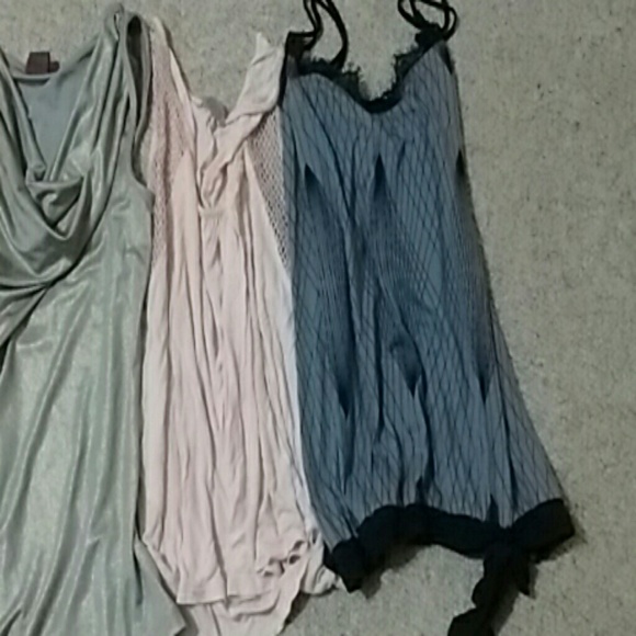 4 tank tops - Picture 3 of 3