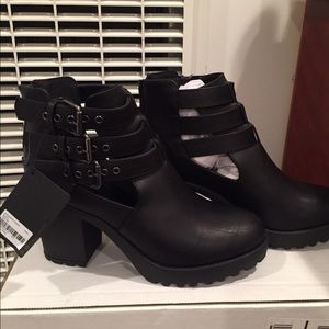 Buckled faux leather booties ❤️