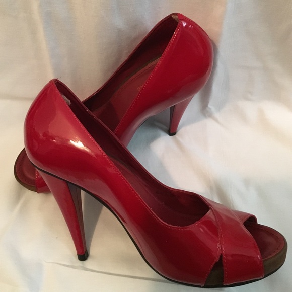Michael Kors Red patent leather peep toe pumps. - Picture 3 of 3