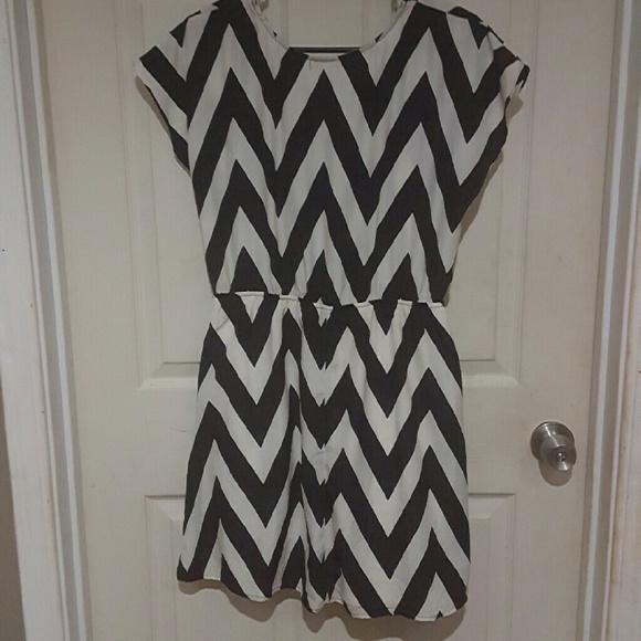 Black & white chevron deep v neck dress - Picture 2 of 2