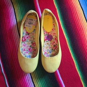 Cute yellow flats
