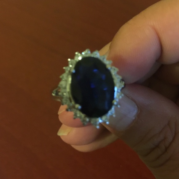 Replica Kate Middleton Engagement Ring - Picture 2 of 3