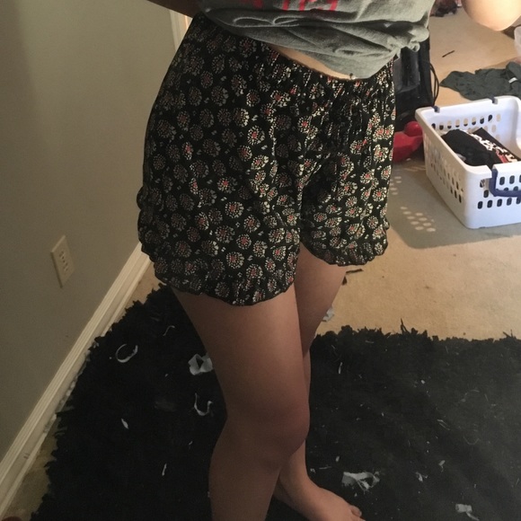 flowy silk high waisted shorts - Picture 3 of 3