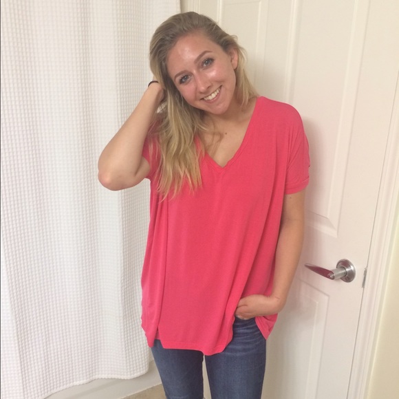 Short-sleeved pink Piko V-neck size small