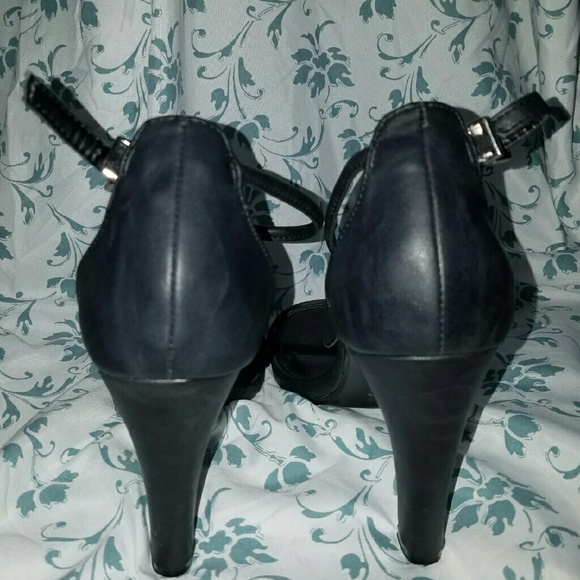 Express Sandals - Picture 3 of 3