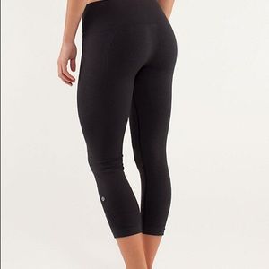 💕NWOT Lululemon black crops💕