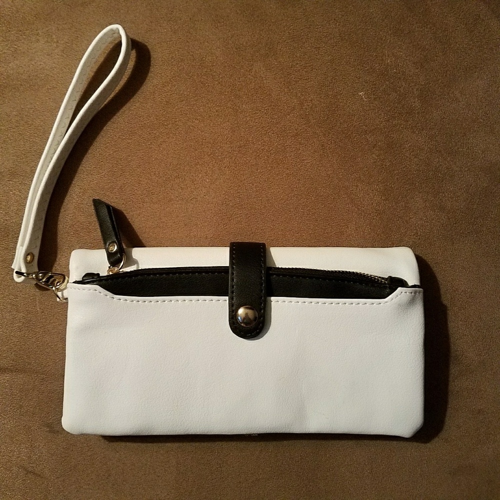 XX SOLD ON MERC XX New Wristlet Wallet