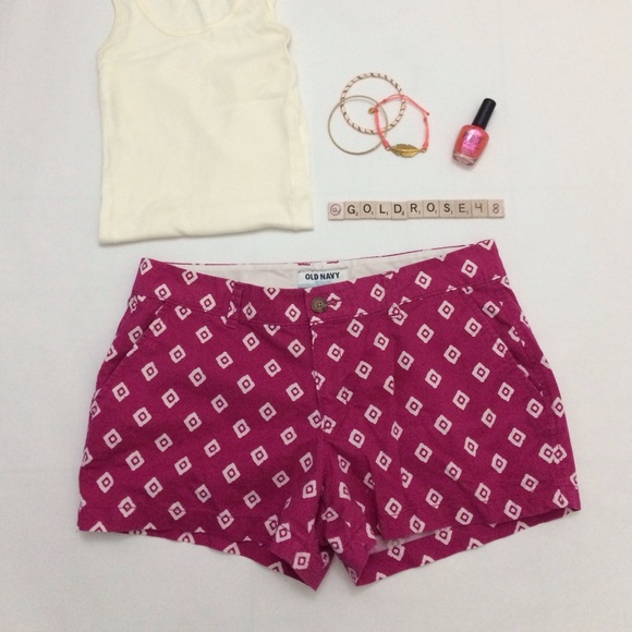 Old Navy Pants - Old Navy pink/white diamond print shorts