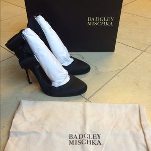 NEW Badgley Mischka Calton Pumps w/ Black Satin