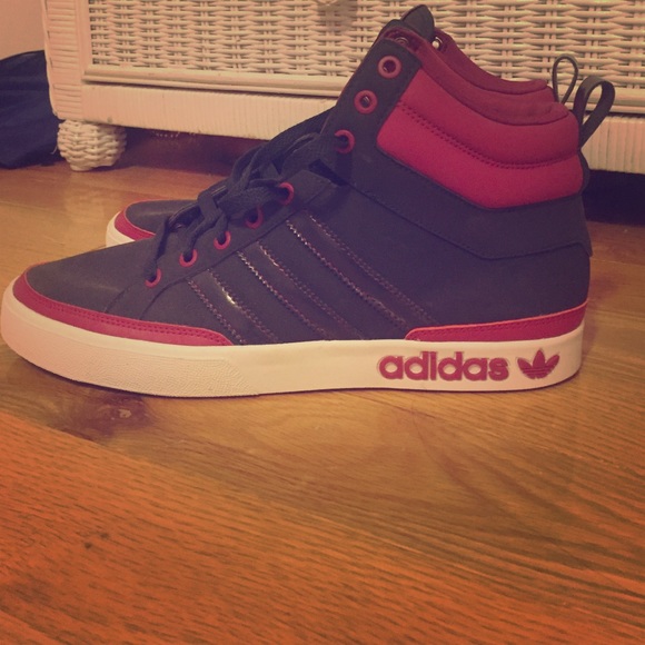 Women's adidas tennis shoe