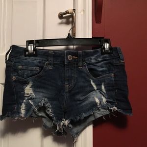 Express medium wash frayed denim shorts!