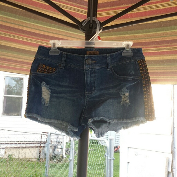 Ripped jean shorts with pattern lined sides