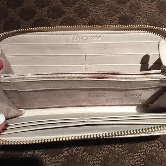 White Quilted Michael Kors Wallet - Picture 3 of 3