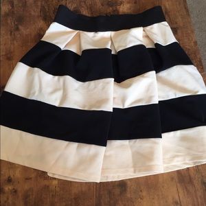 Adorable Black and Cream Skirt  Sz Small