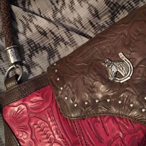 Feeling texture in a brown and red Enmon bag! - Picture 2 of 4