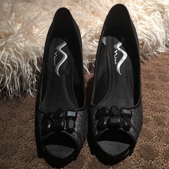 Black Sequenced Peep-toe Pumps